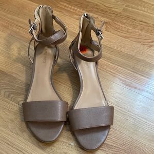 Nine West 9.5 tan double ankle strap sandal